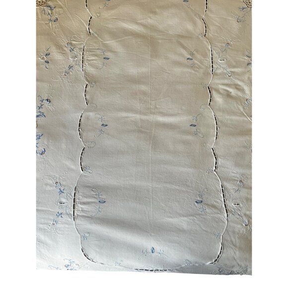 Embroidered Tablecloth With Blue Floral Cutwork Crocheted Inserts Vintage - Picture 3 of 11